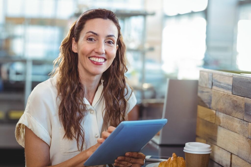 FileMaker to potężne narzędzie, które umożliwia tworzenie zaawansowanych aplikacji bazodanowych bez konieczności głębokiej znajomości programowania