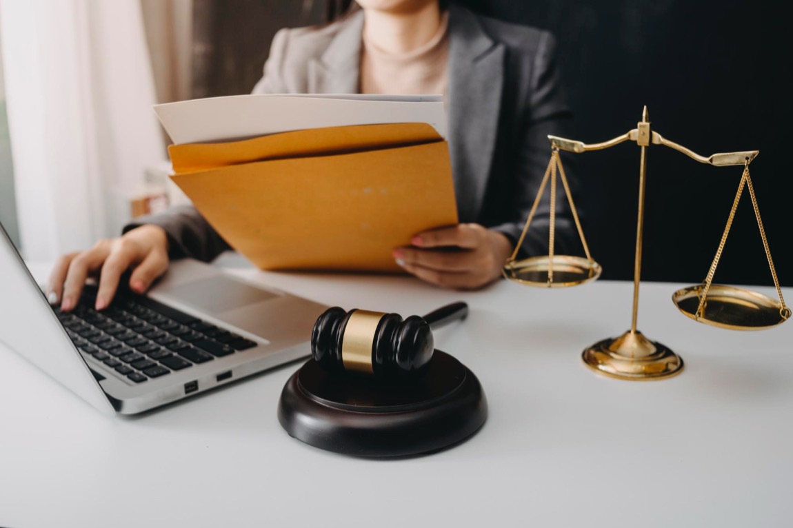 Ochrona prawna w biznesie: Dlaczego warto zainwestować w OC radcy prawnego?