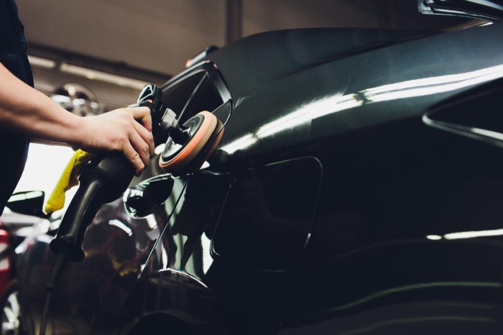 Osiągnięcie lśniącej i nieskazitelnej karoserii auta jest niemalże sztuką
